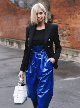 Paris, Fransa - 01 Mart 2019: Sokak stil kıyafeti - Xenia Adonts bir defile sırasında Paris moda haftası - Pfwfw19 önce