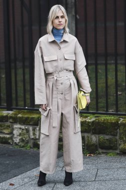 Paris, Fransa - 01 Mart 2019: Sokak stil kıyafeti - Linda Tol bir defile sırasında Paris moda haftası - Pfwfw19 önce