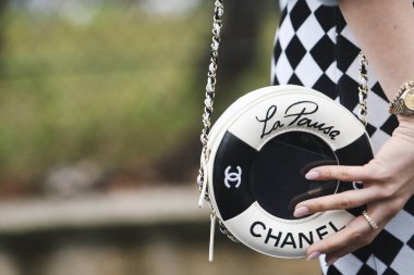 Paris, Fransa - 01 Mart 2019: Sokak stil kıyafeti - Chanel çanta ayrıntılı bir defile sırasında Paris moda haftası - Pfwfw19 sonra
