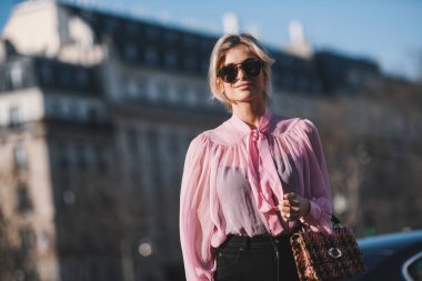 Paris, Fransa - 28 Şubat 2019: Sokak stil kıyafeti - daha önce bir defile sırasında Paris moda haftası - Pfwfw19