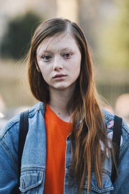 Paris, Fransa - 27 Şubat 2019: Sokak stil kıyafeti - Model bir defile sırasında Paris moda haftası - Pfwfw19 sonra