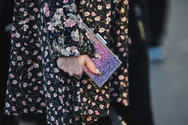 Paris, Fransa-Şubat 27, 2019: sokak tarzı kıyafet-Paris moda haftası sırasında bir moda gösterisi sonra moda kişi-Pfwfw19