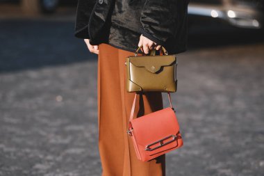 Paris, Fransa - 28 Şubat 2019: Sokak stil kıyafeti - daha önce bir defile sırasında Paris moda haftası - Pfwfw19