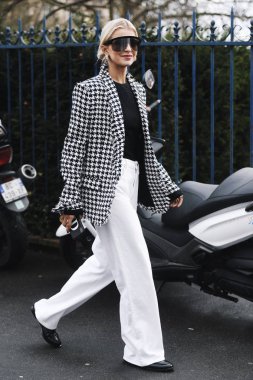 Paris, Fransa-Mart 01, 2019: sokak tarzı kıyafet-Caroline Daur Paris moda haftası sırasında bir moda gösterisi önce-Pfwfw19