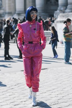 Paris, Fransa-27 Şubat 2019: sokak tarzı kıyafet-Sita Abellan önce bir moda gösterisi Paris moda haftası-Pfwfw19