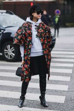Paris, Fransa-Mart 01, 2019: sokak tarzı kıyafet-Paris moda haftası sırasında bir moda gösterisi önce Leaf Greener-Pfwfw19