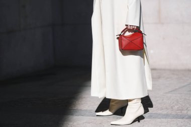 Paris, Fransa-27 Şubat 2019: Paris moda haftası sırasında bir moda gösterisi önce sokak tarzı kıyafet-Pfwfw19