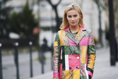 Paris, Fransa - 01 Mart 2019: Sokak stil kıyafeti - Julia Kuczynska bir defile sırasında Paris moda haftası - Pfwfw19 önce