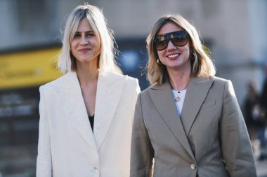 Paris, Fransa-27 Şubat 2019: sokak tarzı kıyafet-Linda tol, Lisa Aiken Paris moda haftası sırasında bir moda gösterisi önce-Pfwfw19