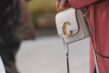 Paris, Fransa - 28 Şubat 2019: Sokak stil kıyafeti - daha önce bir defile sırasında Paris moda haftası - Pfwfw19
