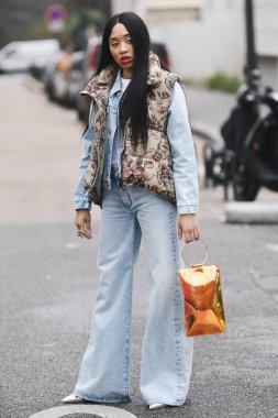 Paris, Fransa - 01 Mart 2019: Sokak stil kıyafeti - moda kişi bir defile sırasında Paris moda haftası - Pfwfw19 sonra