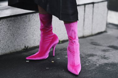 Paris, Fransa-Mart 01, 2019: sokak tarzı kıyafet-Paris moda haftası sırasında bir moda gösterisi önce-Pfwfw19