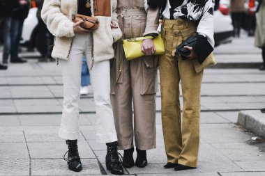 Paris, Fransa-Mart 01, 2019: sokak tarzı kıyafet-Caroline Daur, Linda tol, Vanessa Hong Paris moda haftası sırasında bir moda gösterisi sonra-Pfwfw19