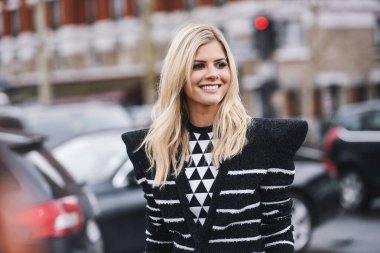 Paris, Fransa-Mart 01, 2019: sokak tarzı kıyafet-Lala Trussardi Rudge Paris moda haftası sırasında bir moda gösterisi önce-Pfwfw19