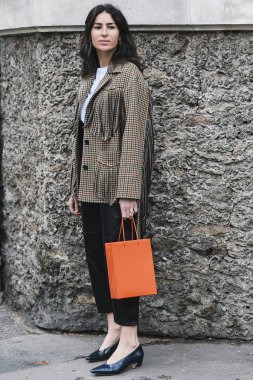 Paris, Fransa - 01 Mart 2019: Sokak stil kıyafeti - moda kişi bir defile sırasında Paris moda haftası - Pfwfw19 sonra