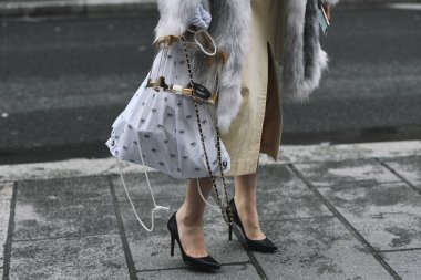 Paris, Fransa-Mart 01, 2019: sokak tarzı kıyafet-Paris moda haftası sırasında bir moda gösterisi sonra-Pfwfw19