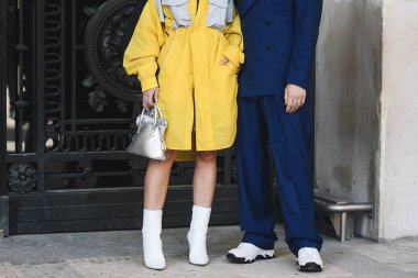 Paris, Fransa-Şubat 27, 2019: sokak tarzı kıyafet-Paris moda haftası sırasında bir moda gösterisi önce-Pfwfw19