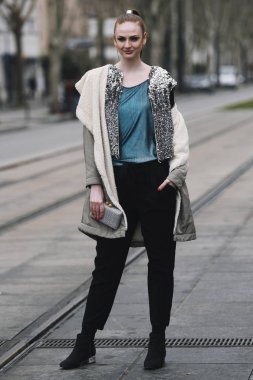 Paris, Fransa-Mart 01, 2019: sokak tarzı kıyafet-Paris moda haftası sırasında bir moda gösterisi önce-Pfwfw19