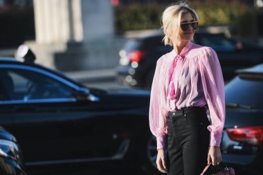 Paris, Fransa-27 Şubat 2019: Influencer Xenia Adonts Paris moda haftası sırasında bir moda gösterisi önce-Pfwfw19