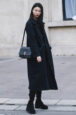 Paris, Fransa - 01 Mart 2019: Sokak stil kıyafeti - moda kişi bir defile sırasında Paris moda haftası - Pfwfw19 sonra