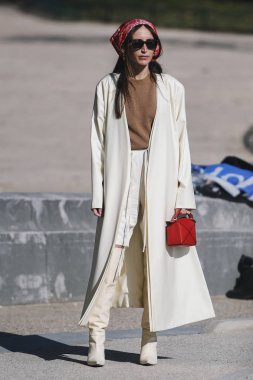 Paris, Fransa-27 Şubat 2019: Paris moda haftası sırasında bir moda gösterisi önce sokak tarzı kıyafet-Pfwfw19