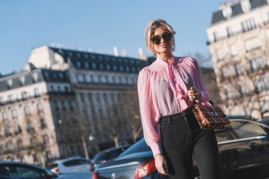 Paris, Fransa - 28 Şubat 2019: Sokak stil kıyafeti - daha önce bir defile sırasında Paris moda haftası - Pfwfw19