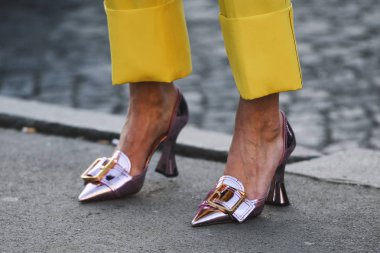 Paris, Fransa - 27 Şubat 2019: Sokak stil kıyafeti - süslü ayakkabılar bir moda sonra Paris moda haftası - Pfwfw19 göster