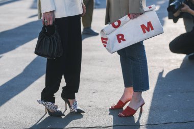 Paris, Fransa-Şubat 27, 2019: sokak tarzı kıyafet-Paris moda haftası sırasında bir moda gösterisi sonra moda kişi-Pfwfw19