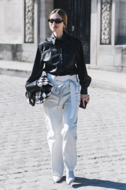 Paris, Fransa - 27 Şubat 2019: Sokak stil kıyafeti - siyah deri gömlek, beyaz alevlendi pantolon, siyah ve beyaz bir kontrol çanta giyen kadın güneş gözlüğü bir moda önce Paris moda haftası - Pfwfw19 göster
