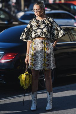 Paris, Fransa-27 Şubat 2019: sokak tarzı kıyafet-Paris moda haftası sırasında bir moda gösterisi önce Nina Suess-Pfwfw19