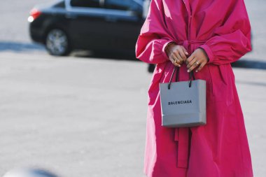 Paris, Fransa-27 Şubat 2019: Paris moda haftası sırasında bir moda gösterisi sonra ayrıntılı sokak tarzı kıyafet-Pfwfw19