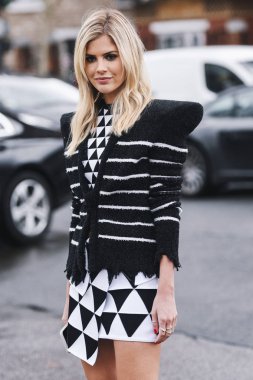 Paris, Fransa-Mart 01, 2019: sokak tarzı kıyafet-Lala Trussardi Rudge Paris moda haftası sırasında bir moda gösterisi önce-Pfwfw19
