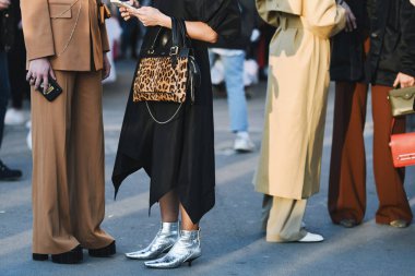 Paris, Fransa-Şubat 27, 2019: sokak tarzı kıyafet-Paris moda haftası sırasında bir moda gösterisi sonra moda kişi-Pfwfw19