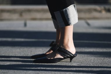 Paris, Fransa - 27 Şubat 2019: Sokak stil kıyafeti - süslü ayakkabılar bir moda sonra Paris moda haftası - Pfwfw19 göster