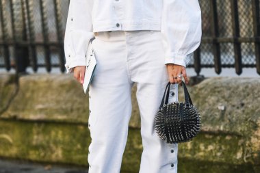 Paris, Fransa-27 Şubat 2019: Paris moda haftası sırasında bir moda gösterisi önce sokak tarzı kıyafet-Pfwfw19