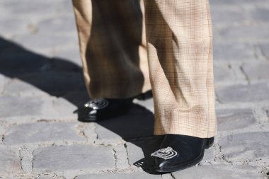 Paris, Fransa-Şubat 27, 2019: sokak tarzı kıyafet-Paris moda haftası sırasında bir moda gösterisi sonra moda kişi-Pfwfw19