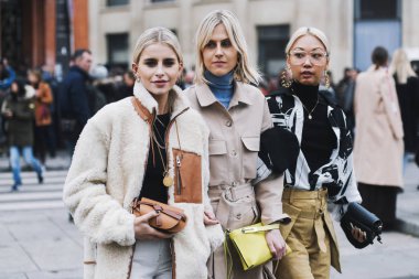 Paris, Fransa-Mart 01, 2019: sokak tarzı kıyafet-Caroline Daur, Linda tol, Vanessa Hong Paris moda haftası sırasında bir moda gösterisi sonra-Pfwfw19