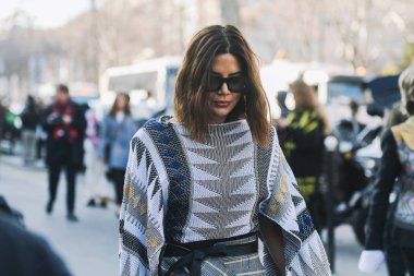 Paris, Fransa - 27 Şubat 2019: Sokak stil kıyafeti - Christine Centenera bir defile sırasında Paris moda haftası - Pfwfw19 önce