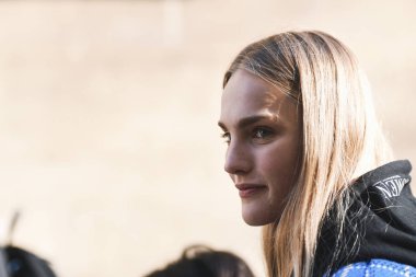 Paris, Fransa - 27 Şubat 2019: Sokak stil kıyafeti - Model bir defile sırasında Paris moda haftası - Pfwfw19 sonra