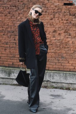 Paris, Fransa - 01 Mart 2019: Sokak stil kıyafeti - moda kişi bir defile sırasında Paris moda haftası - Pfwfw19 sonra