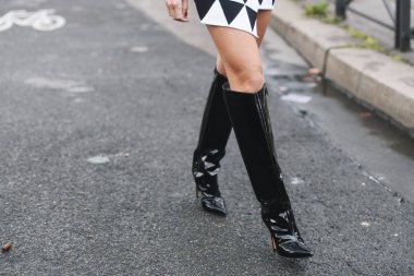 Paris, Fransa - 01 Mart 2019: Sokak stil kıyafeti - süslü ayakkabılar ayrıntılı bir moda sonra Paris moda haftası - Pfwfw19 göster