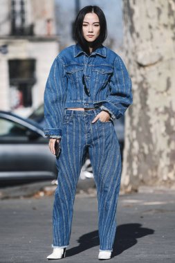 Paris, Fransa-27 Şubat 2019: sokak tarzı kıyafet-yoyo Caobefore Paris moda haftası sırasında bir moda gösterisi-Pfwfw19