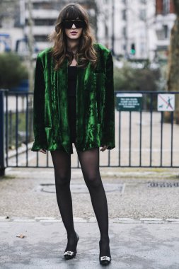 Paris, Fransa-Mart 01, 2019: sokak tarzı kıyafet-Eleonora Carisi Paris moda haftası sırasında bir moda gösterisi önce-Pfwfw19