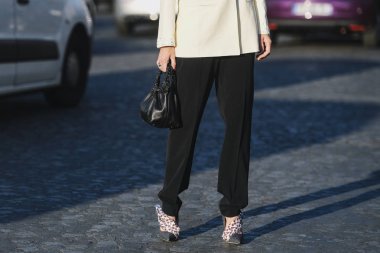 Paris, Fransa-27 Şubat 2019: sokak tarzı kıyafet-Linda tol Paris moda haftası sırasında bir moda gösterisi önce-Pfwfw19