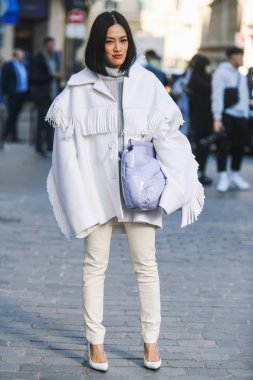 Paris, Fransa-27 Şubat 2019: Paris moda haftası sırasında bir moda gösterisi önce alıcı Tiffany Hsu-Pfwfw19