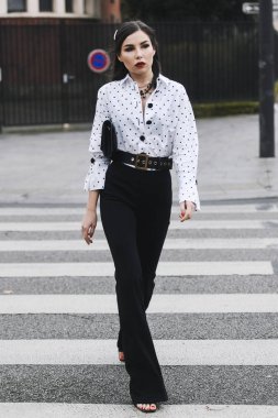 Paris, Fransa-Mart 01, 2019: sokak tarzı kıyafet-Karina Nigay Paris moda haftası sırasında bir moda gösterisi önce-Pfwfw19