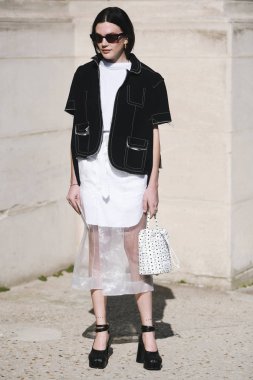 Paris, Fransa-Şubat 27, 2019: sokak tarzı kıyafet-Paris moda haftası sırasında bir moda gösterisi sonra moda kişi-Pfwfw19