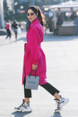 Paris, Fransa-27 Şubat 2019: sokak tarzı kıyafet-Tamara Kalinic Paris moda haftası sırasında bir moda gösterisi önce-Pfwfw19