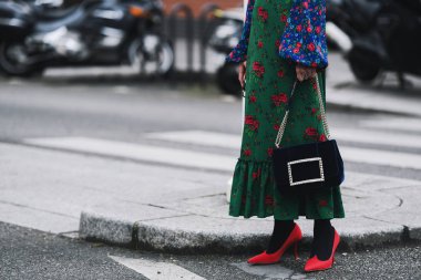 Paris, Fransa-Mart 01, 2019: sokak tarzı kıyafet-Bayan Yulia Paris moda haftası sırasında bir moda gösterisi önce-Pfwfw19