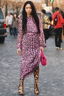 Paris, Fransa-Şubat 27, 2019: sokak tarzı kıyafet-Paris moda haftası sırasında bir moda gösterisi sonra moda kişi-Pfwfw19